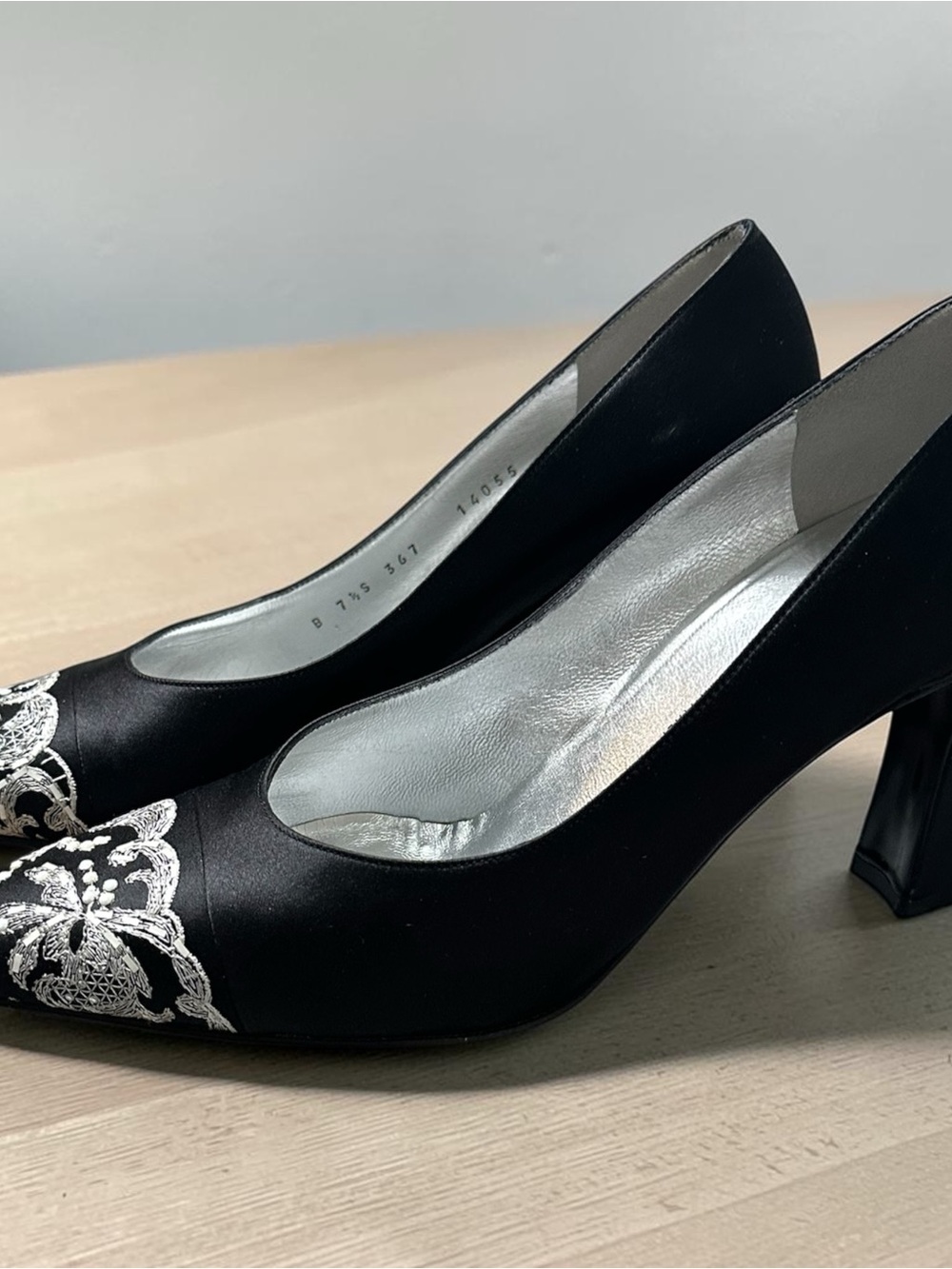 St. John Black Satin Embroidered Pointed Toe Pumps Size 7.5 B Made in Italy